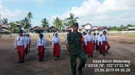 Tingkatkan Disiplin Generasi Muda TNI Latih PBB Ke Siswa SD 05 Desa Baran Melintang