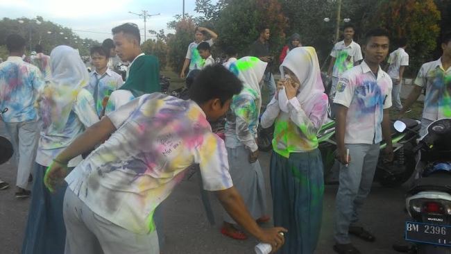 Rayakan Kelulusan UN, Ratusan Siswa Rohul Gelar Kompoi dan Coret-Coret Baju