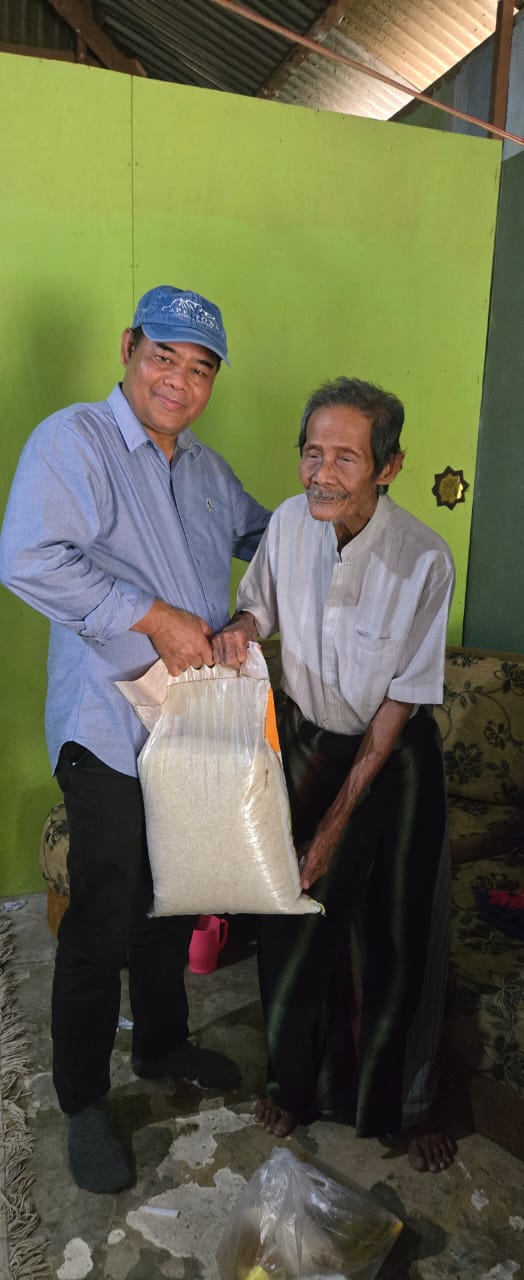 Senator Riau Abdul Hamid Santuni Lansia Kurang Mampu di Pelalawan