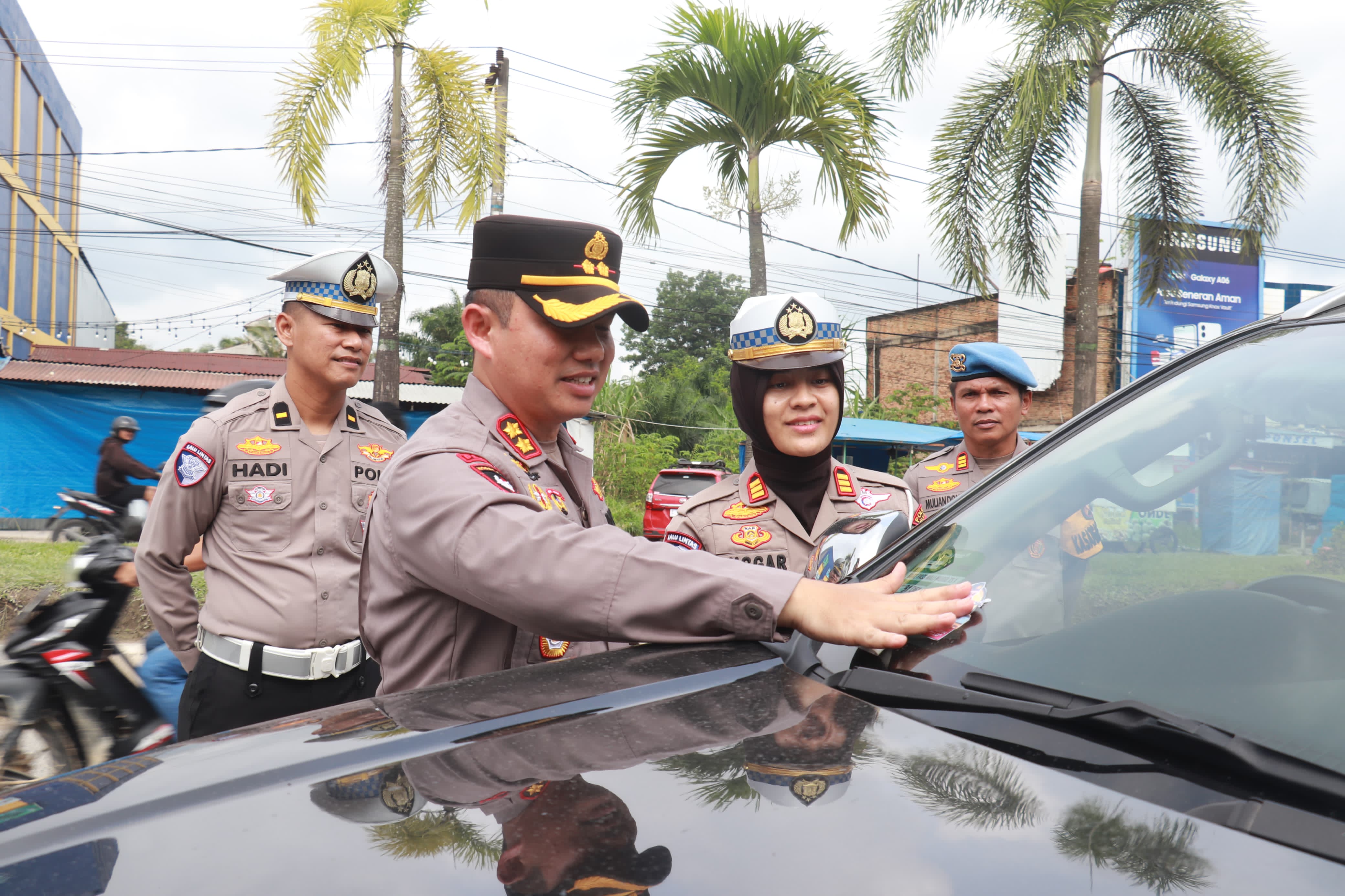 Kapolres Pelalawan Gencar Sosialisasikan Keselamatan Mudik, Bagikan Stiker dan Hotline 110
