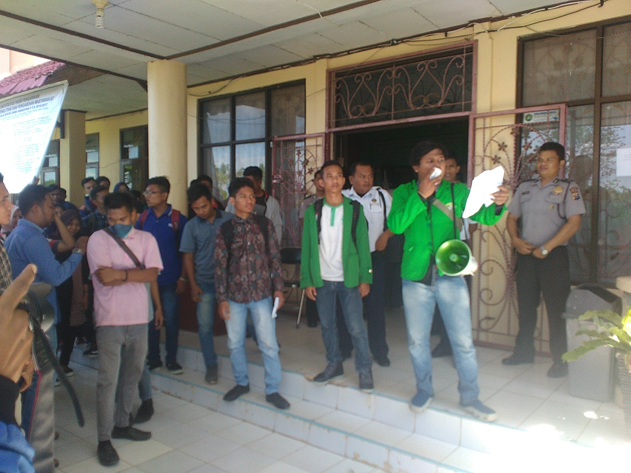 Ratusan Mahasiswa UPP Desak Rektor Mundur