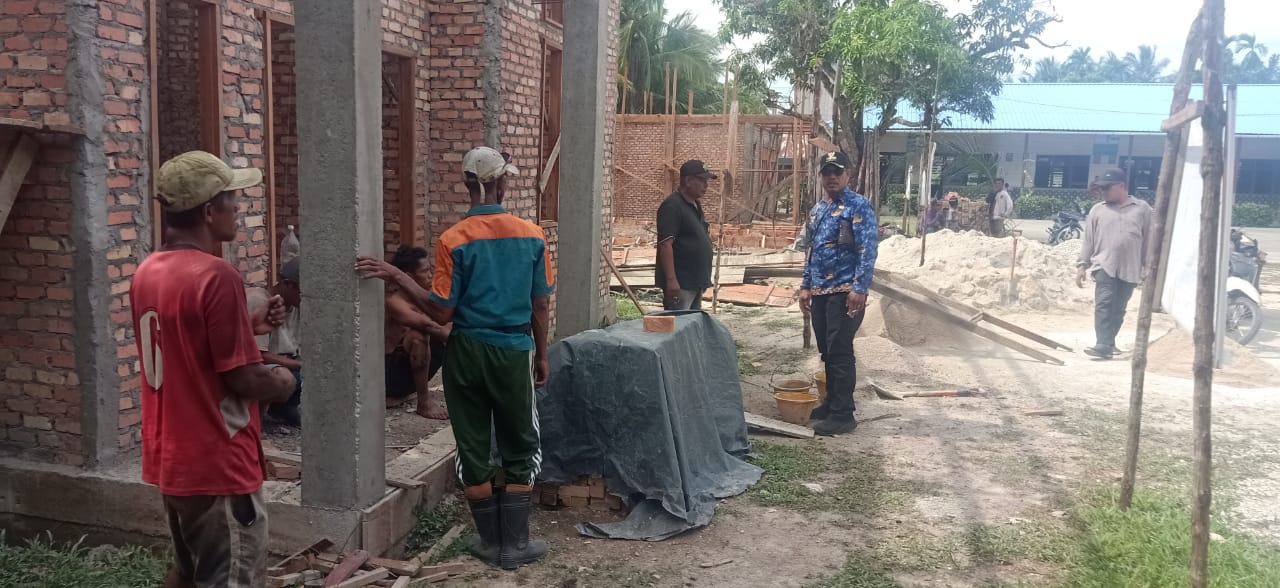 Camat Putri Puyu Tinjau Pembangunan Rumah Guru SD