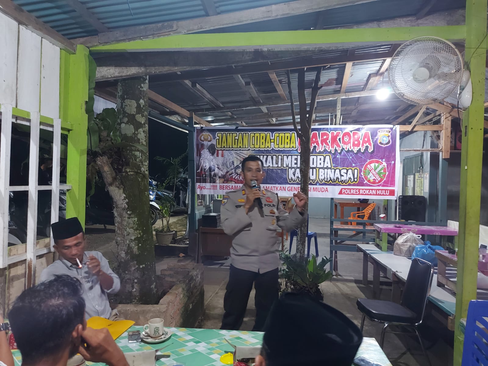 Kasat Binmas AKP Hermawan wakili Kapolres Rohul Jadi Nara Sumber Penyuluhan Bahaya Narkoba Pada Tokoh Masyarakat Tiga Desa di Rambah