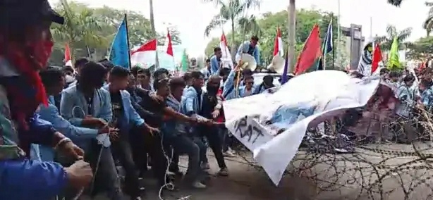 Geruduk DPRD Riau, Mahasiswa Sampaikan Tuntutan Salah Satu Pembebasan Rekan Mereka Khariq Anhar
