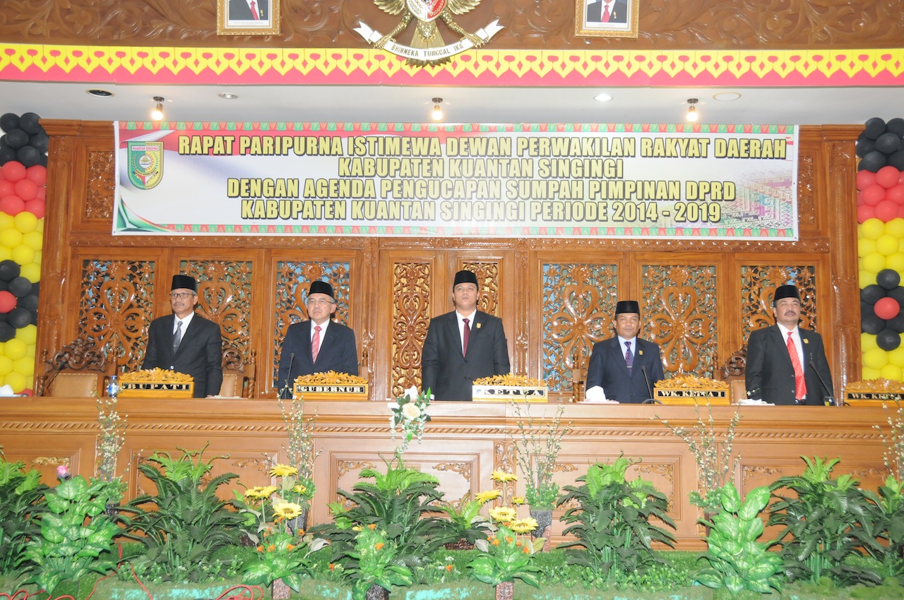 Galeri Foto Plt Gubri Hadiri Pelantikan Ketua DPRD Kuansing