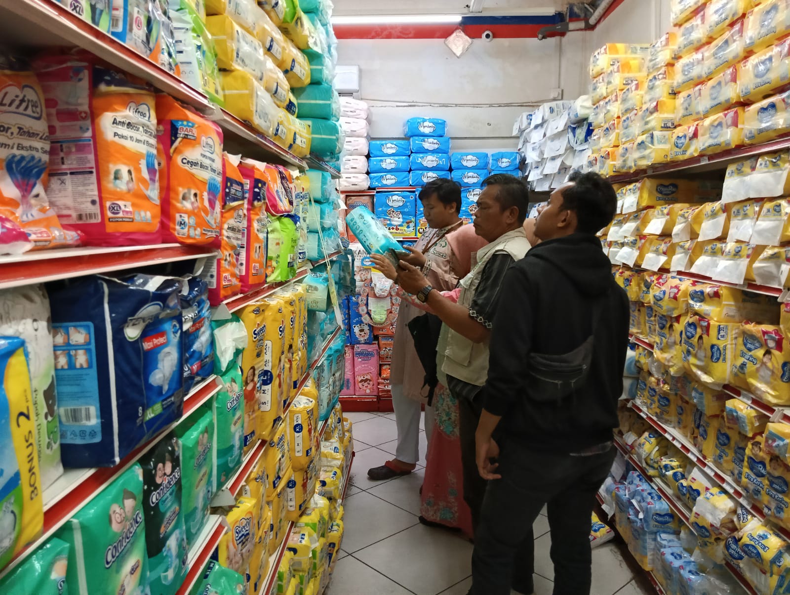 Bersama Disperindag, Polres Meranti Lakukan Pengecekan dan Pengawasan Mamin Kadarluarsa