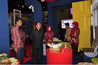 Bupati Herliyan Tinjau Stand Bengkalis Acara 2nd AITIS 2014