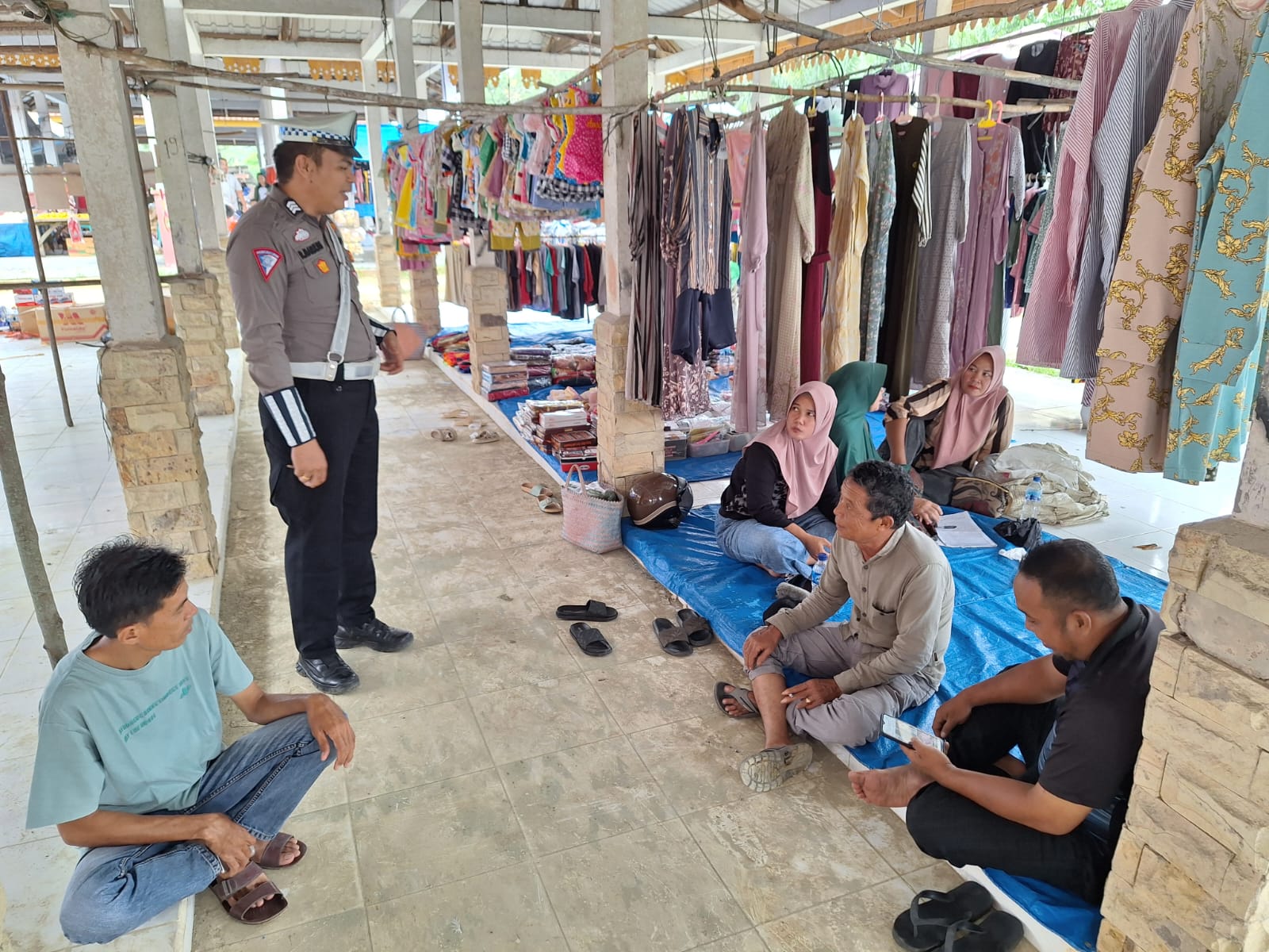 Aksi Blusukan Personil Satlantas Polres Pelalawan: Sosialisasi Kamtibmas Jelang Pilkada 2024 di Pasar Sabtu