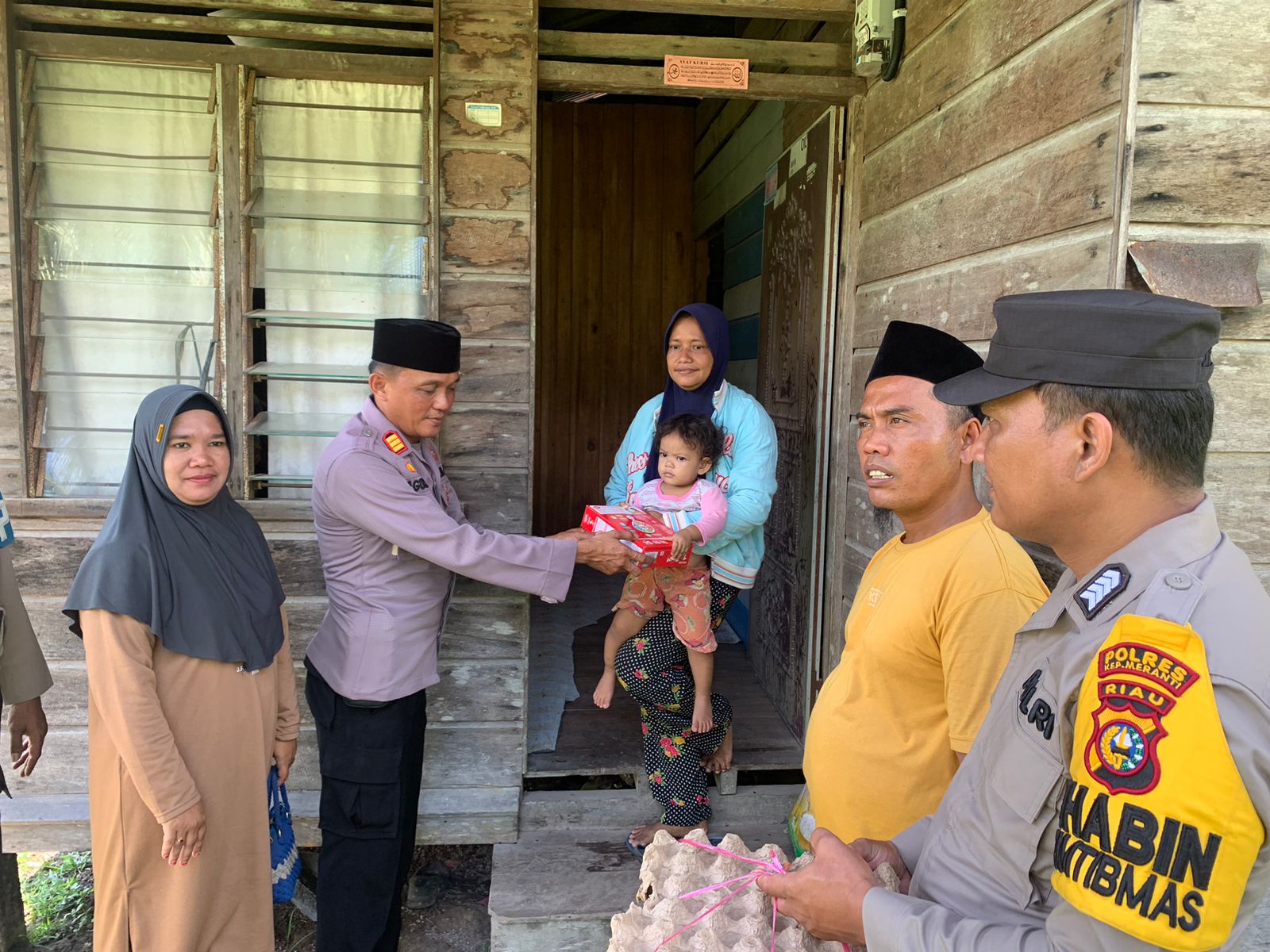 Polsek Merbau Kembali Laksanakan Program Sobat Kamis Berkah, Bantu Dua Bayi Penderita Stunting
