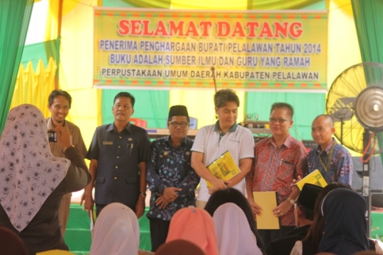 Bupati Pelalawan Berikan Penghargaan kepada Pengunjung Perpustakaan Terbaik