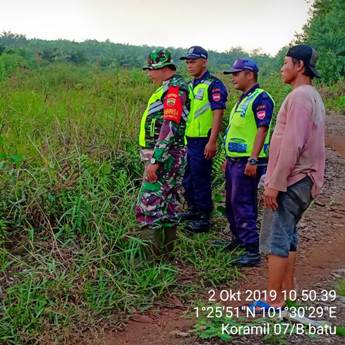   Patroli  Karlahut Babinsa Bersama Sekuriti PT. SPA Dan Warga di Desa Bukit Kerikil