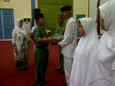   Pelepasan JCH Pelalawan di Embarkasi Batam, Bupati Haris Pesan Jemaah Haji Selalu Menjaga Kesehatan