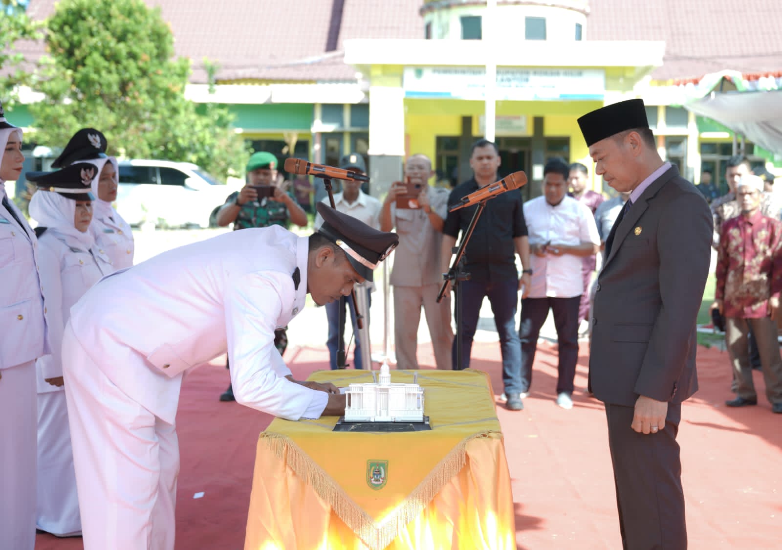 Bupati Afrizal Sintong Melantik Jabatan Struktural Pengawas, Pjs Penghulu dan Kepala Puskesmas