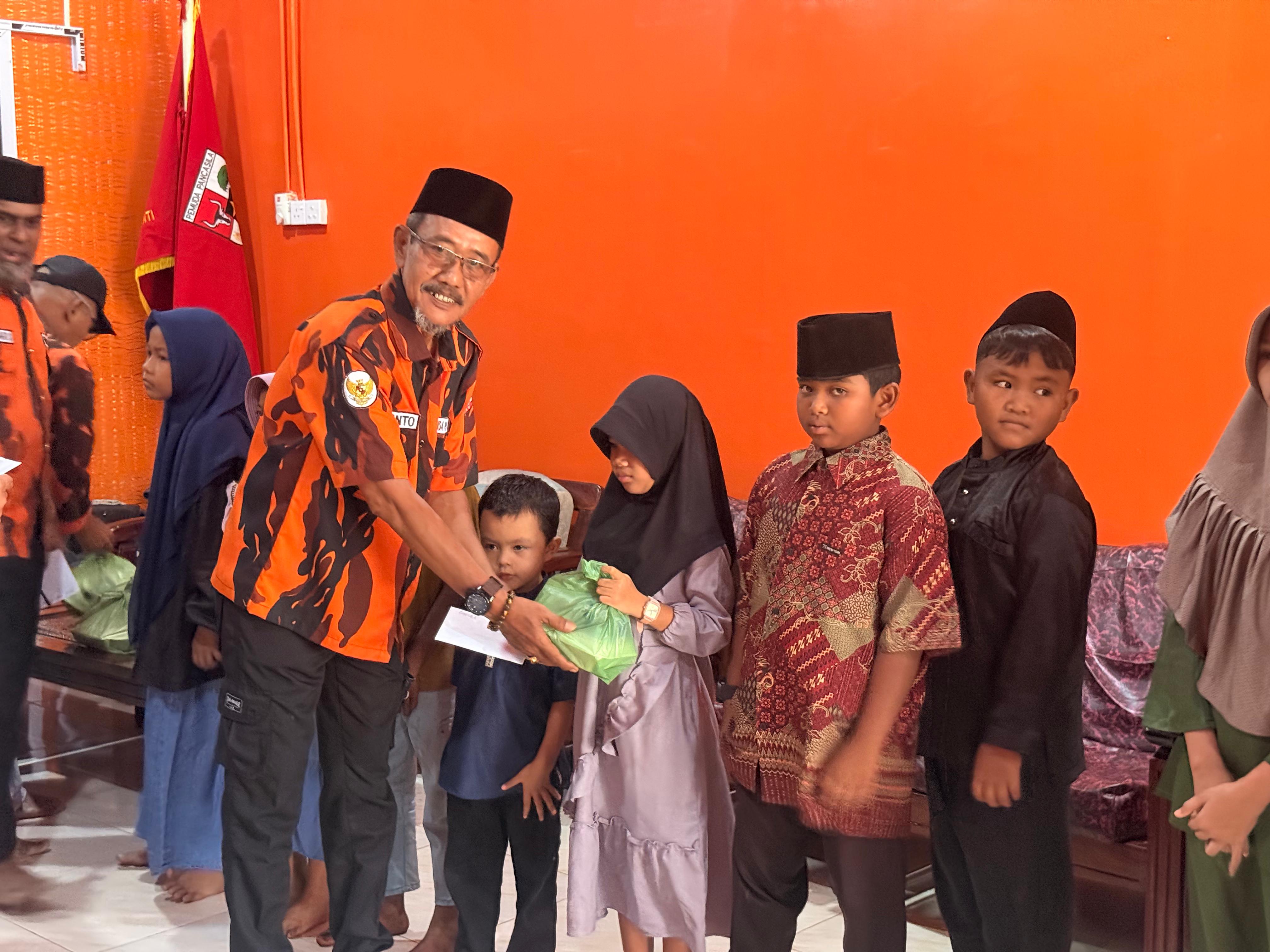 Sebelum Buka Bersama, MPC Pemuda Pancasila Meranti Gelar Santunan Dan Berbagi Sembako