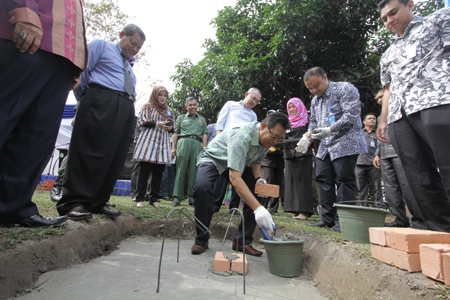 Bersama Plt Gubri, Rektor Lakukan Peletakan Batu Pertama Pembangunan Gerbang UR