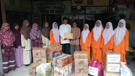 Ikatan Rohis Pekanbaru Serahkan Bantuan Banjir  di Kampar