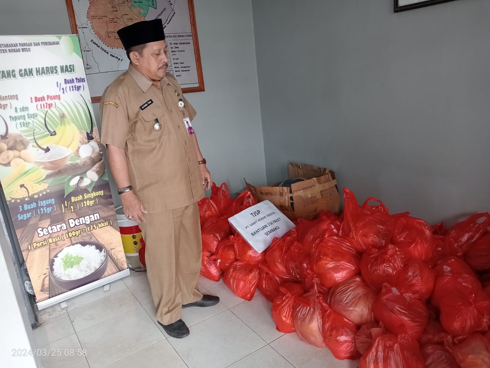 PT.SRS Rokan IV Koto Salurkan 156 Bungkus Paket  Sembako Kepada Warga Kurang Mampu