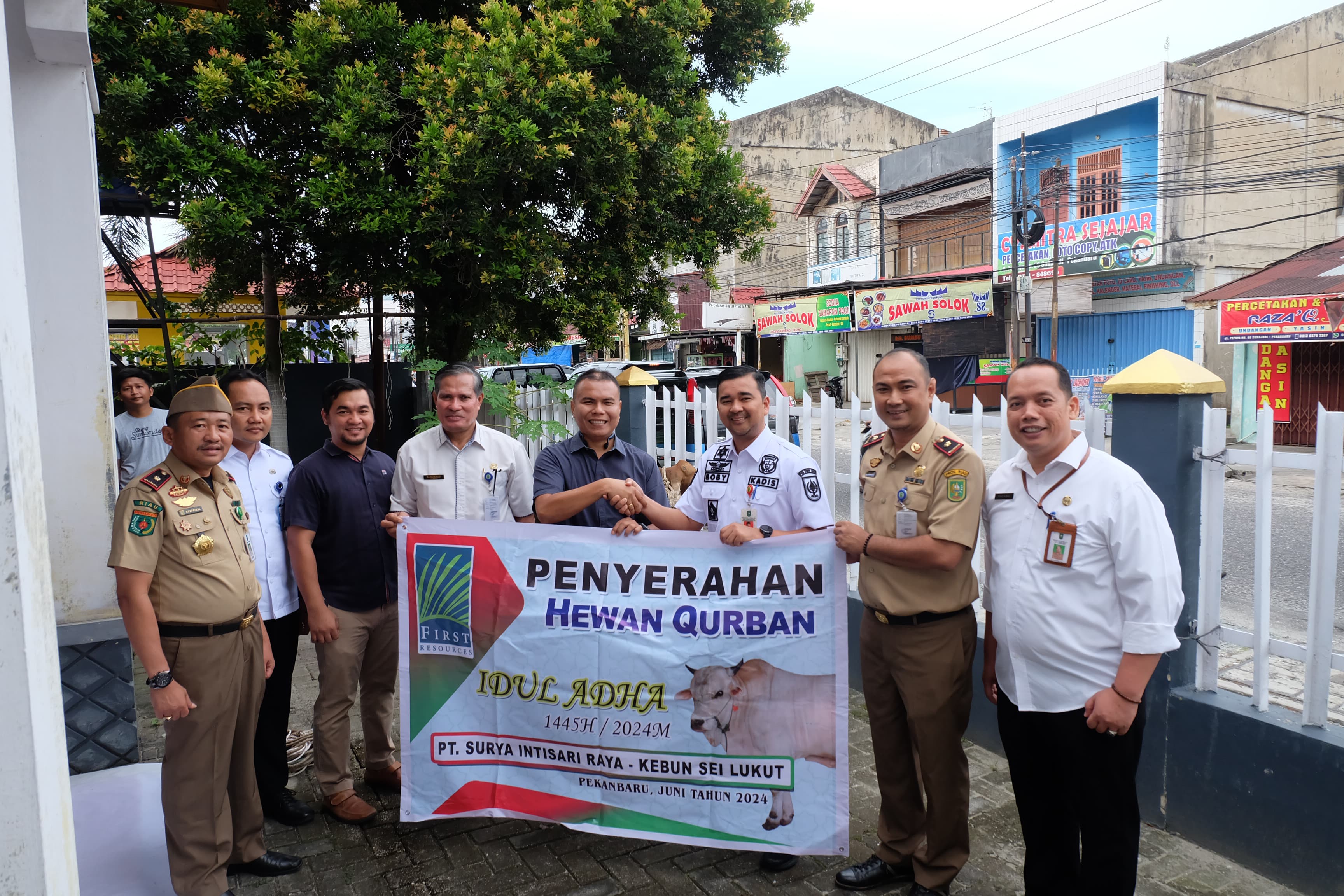 Rayakan Idul Adha 1445H/2024 M,  Disnakertrans Riau Qurban 4 Ekor Sapi