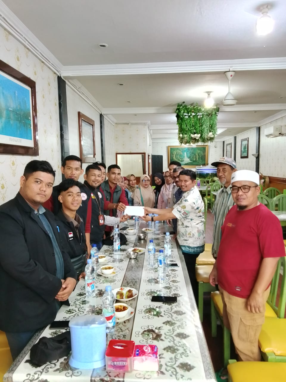 Sukarelawan Yayasan Pemuda Peduli Mualaf dan Anak-anak Mengaji Serahkan Donasi kepada IKMR Kepulauan Meranti