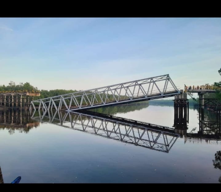 Heboh, Jembatan Perawang di Selat Akar Ambruk
