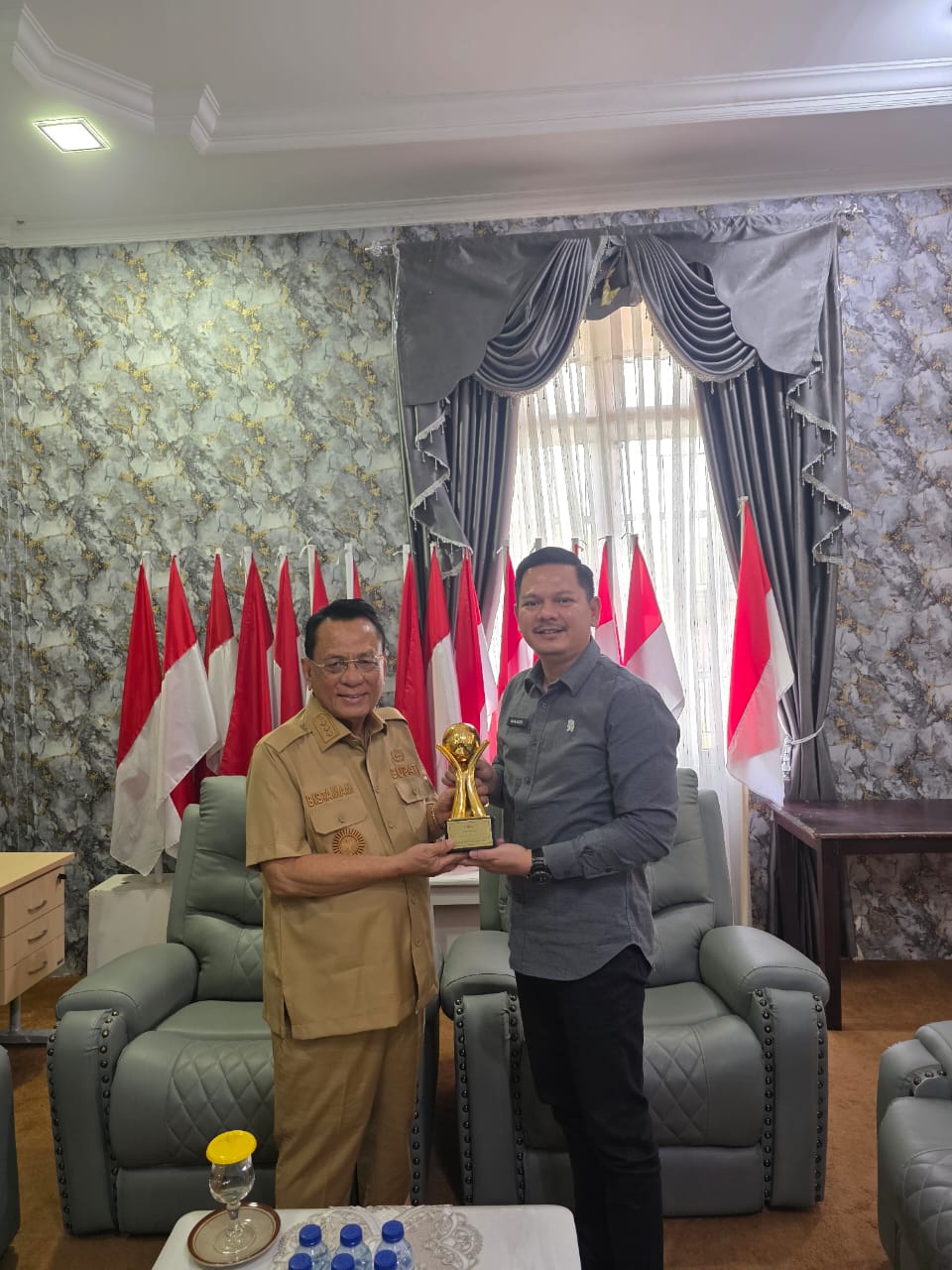 Bank Rohil Ukir Sejarah, Bupati Terima Plakat TOP BUMD Peraih Golden Awards Infobank Pertama di Riau