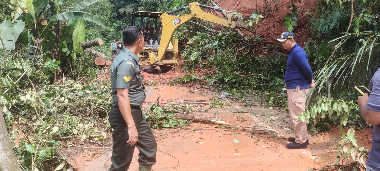 Wabup Rohul H. Indra Gunawan Bersihkan Jalan  Longsor Ujungbatu dan  Rokan  Batas Sumbar