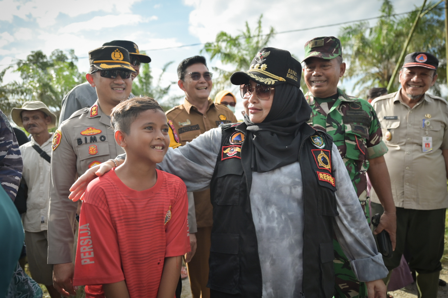 Tanggap Banjir Di Desa Muara Dua Siak Kecil, Bupati Kasmarni Salurkan Bantuan