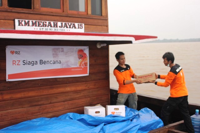 Rumah Zakat Salurkan Bantuan kepada Korban Kebakaran Lahan di Pelangiran