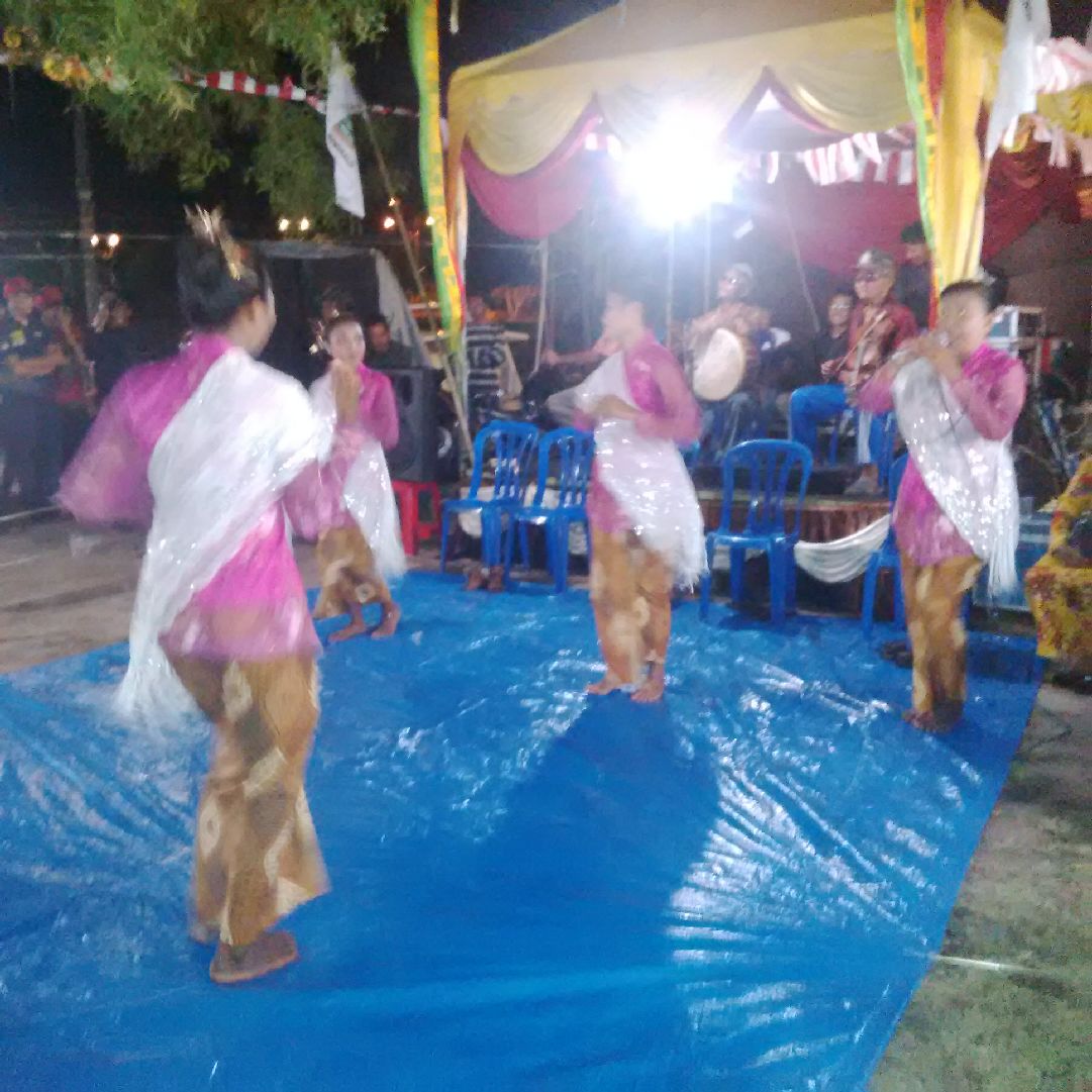 Silih Berganti Ratusan Masyarakat Saksikan Tarian Bontek Suku Asli di Bazar LMB Bengkalis