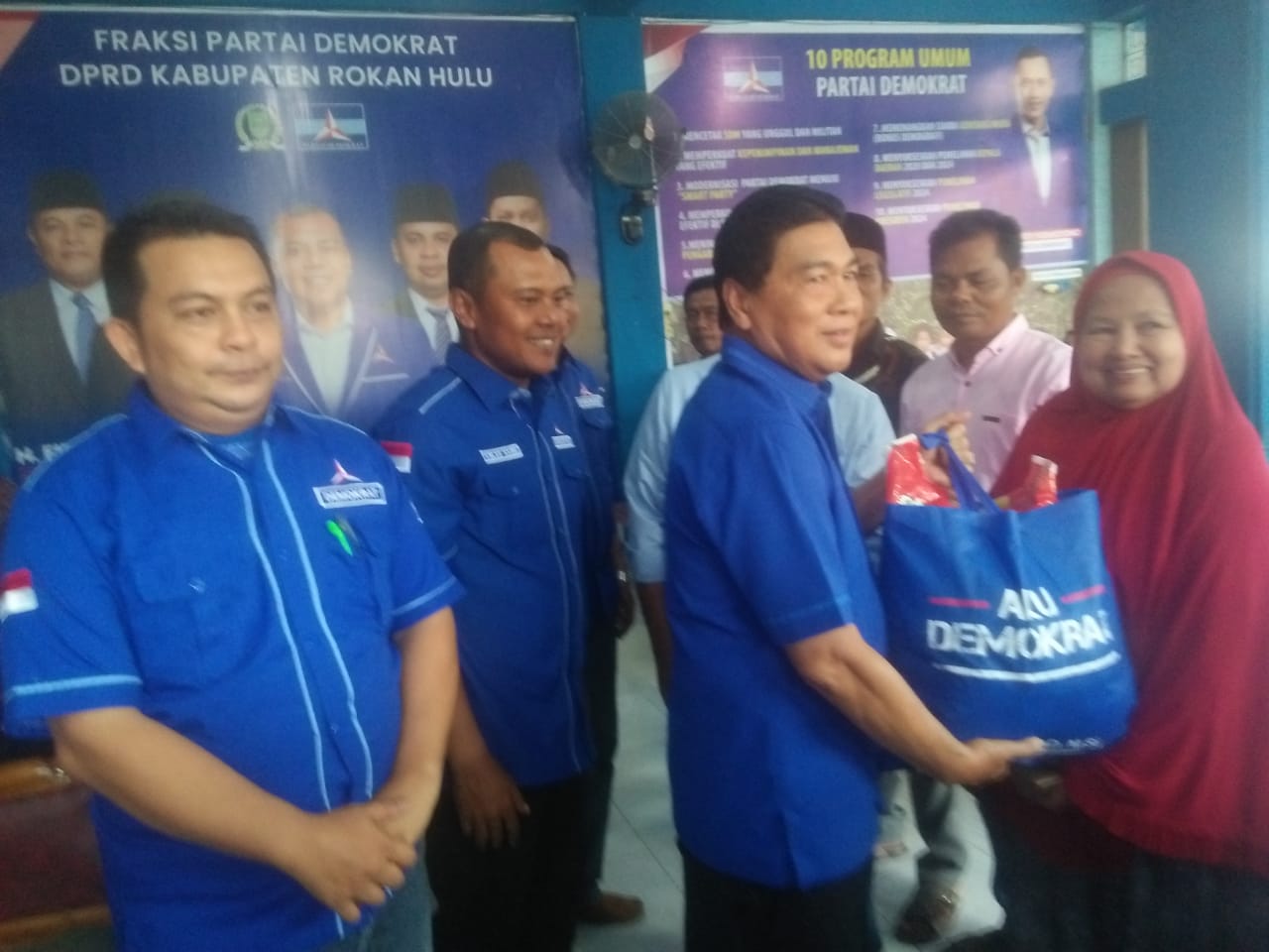 Anggota DPR RI Bantu 300 Paket Sembako kepada Warga Kurang Mampu  di Rohul