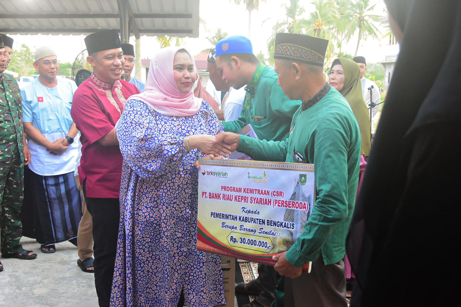 Kembali, Bupati Kasmarni Serahkan Bantuan Kepada Masjid, Anak Yatim dan Dhuafa