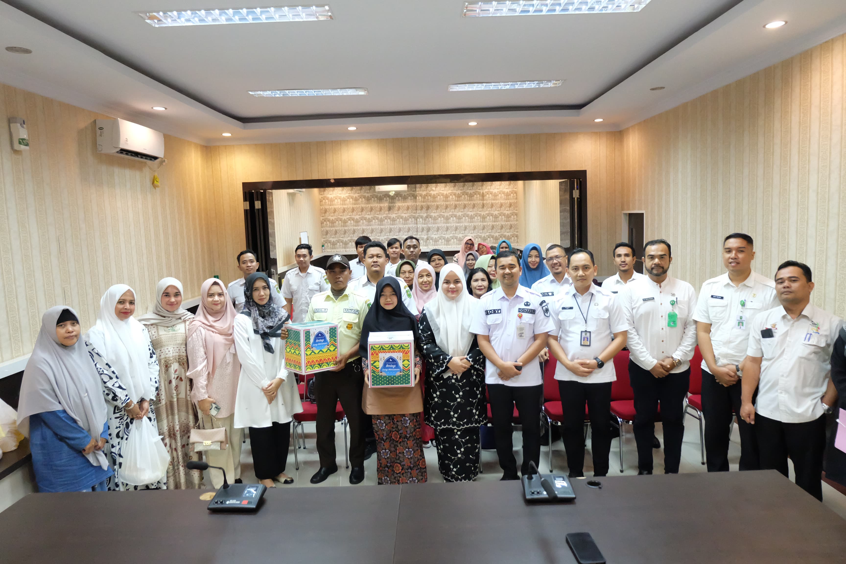 Ketua DWP Disnakertrans Provinsi Riau Berbagi  di Bulan Puasa Ramadhan 1445H