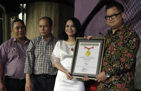 Rossa Raih Rekor MURI untuk Album Barunya