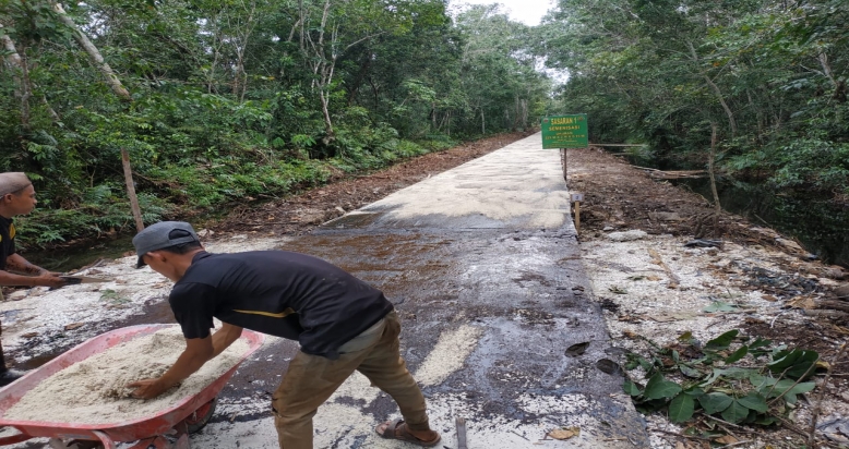 Tahap Pengaspalan Kegiatan Sasasaran I TMMD Ke108 kodim Bengkalis