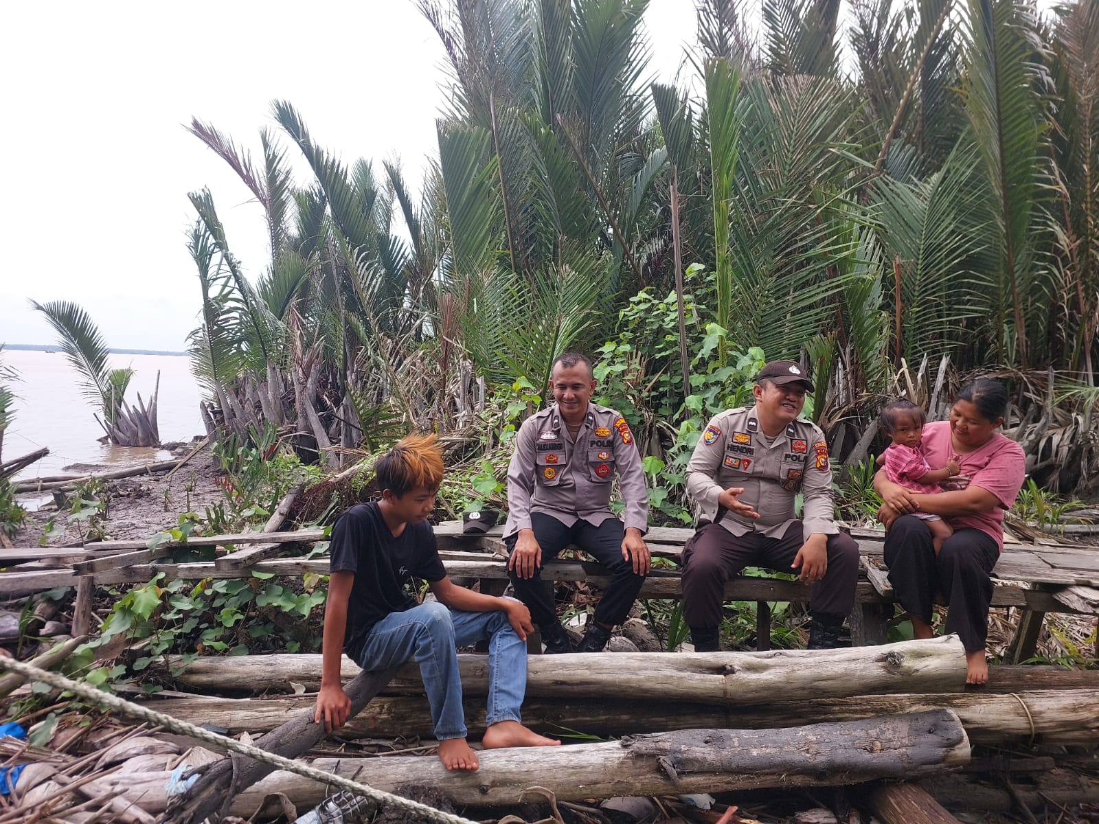 Polsek Kuala Kampar Laksanakan 'Cooling System', Sambangi Keluarga Nelayan untuk Jaga Kamtibmas Jelang Pilkada 2024