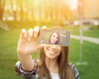 Survei: Wanita Habiskan 753 Jam untuk Edit Foto Selfie