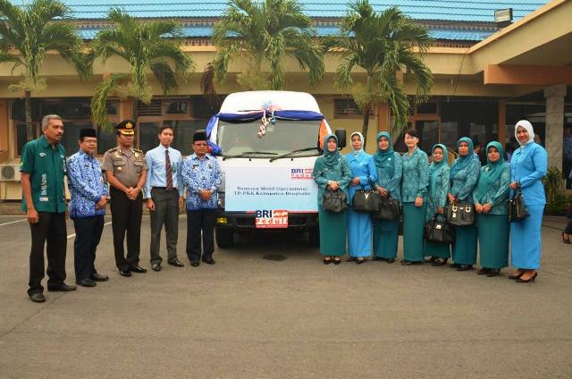 BRI Serahkan Bantuan 1 Unit Mobil Mini Bus ke Pemkab Bengkalis
