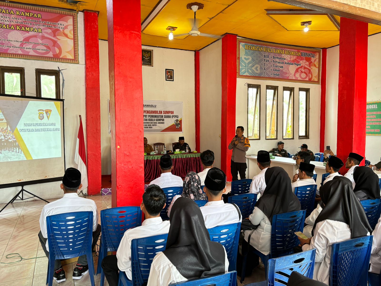 Kapolsek Kuala Kampar Dorong Kesuksesan Pilkada 2024 Melalui Bimtek Bersama Pengawas TPS