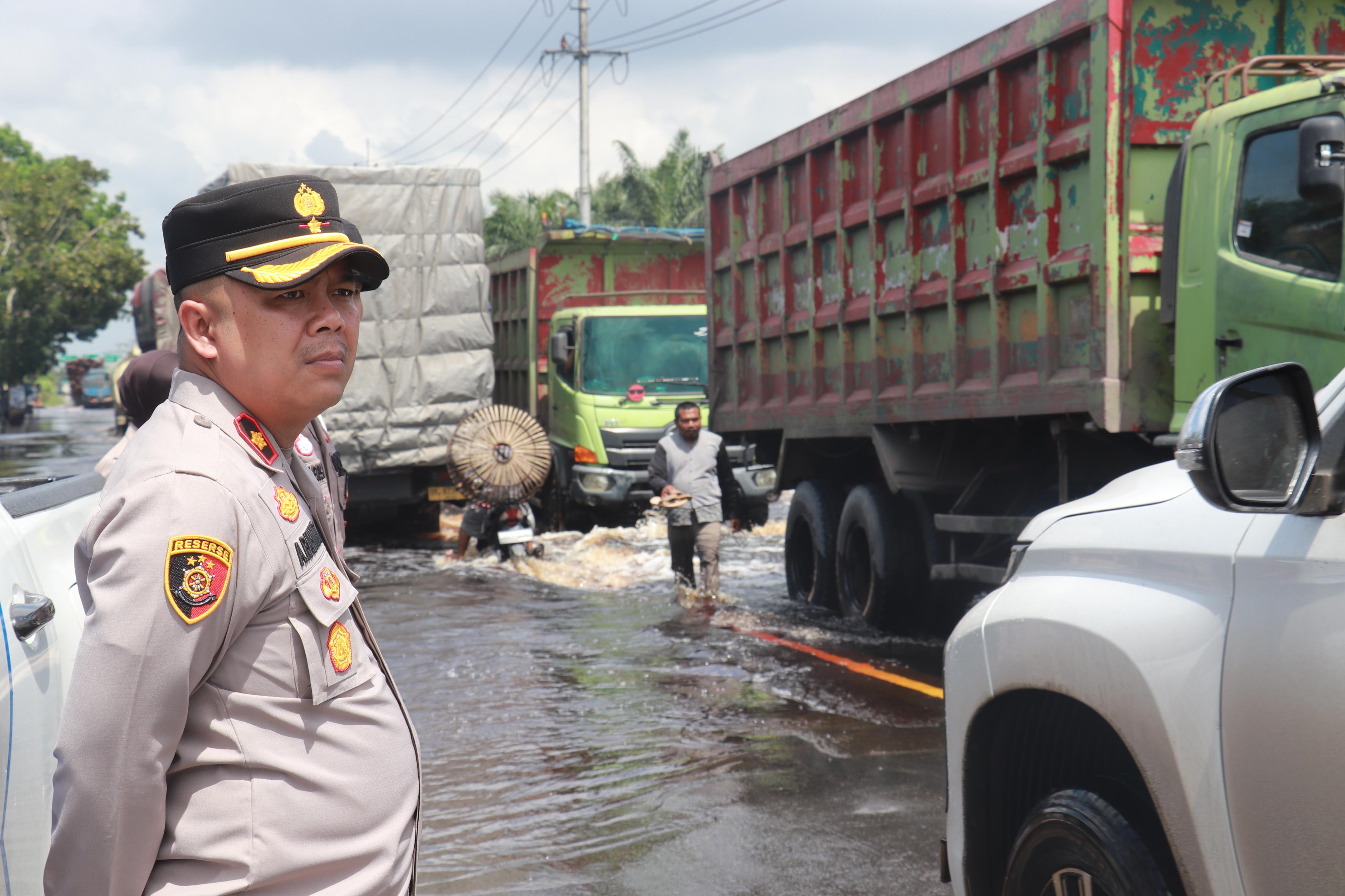 Banjir di Jalan Lintas Timur Pelalawan Mulai Surut