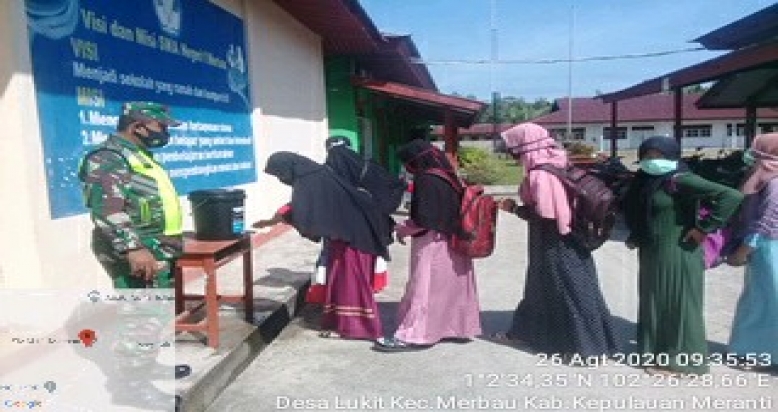 Babinsa Patroli dan Sosialisasi Pendisiplinan Warga Adaptasi Kebiasaan Baru di Desa Lukit