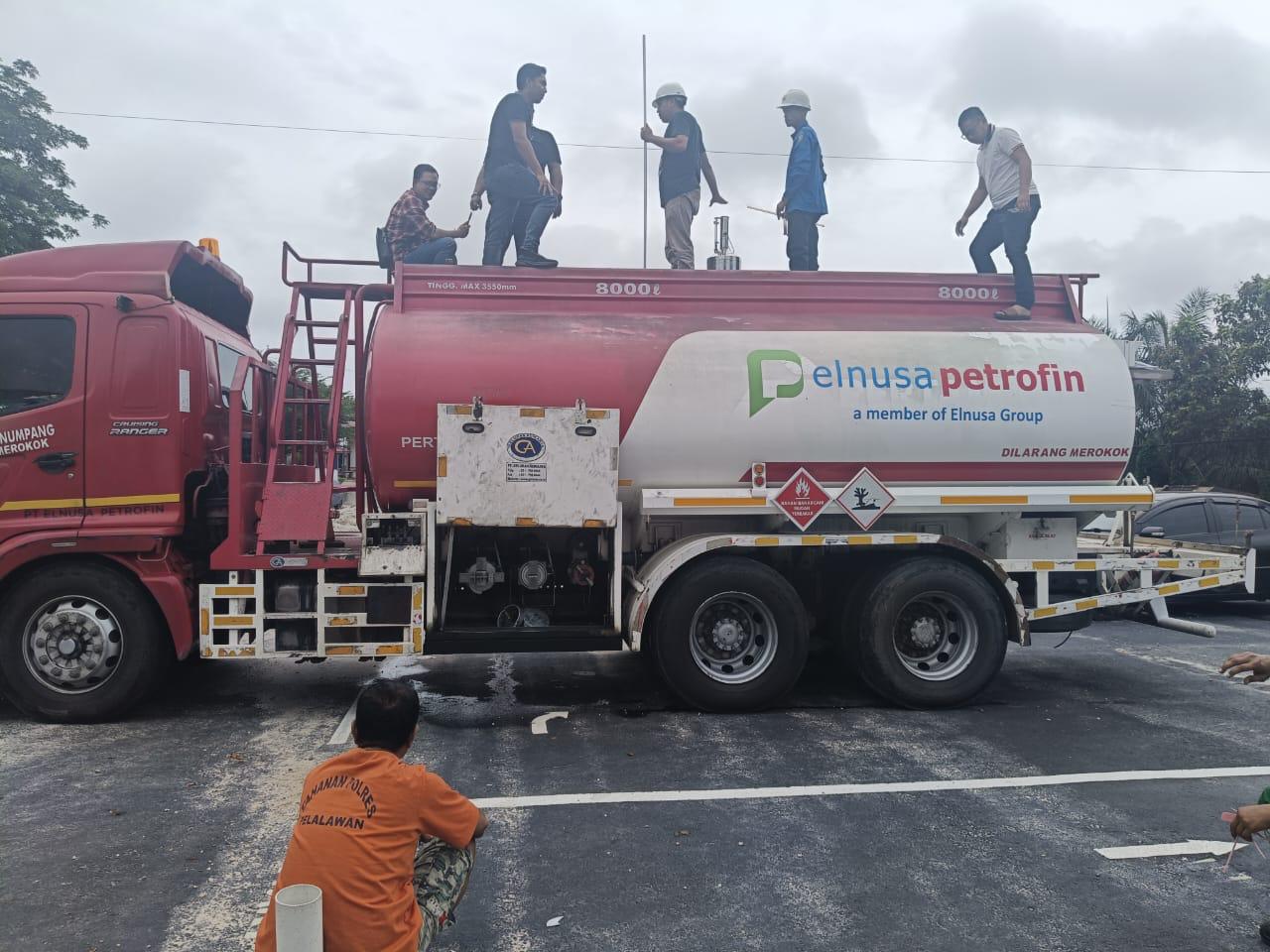 Polres Pelalawan Tangkap Pelaku di Duga Penyalinan BBM Solar Secara Ilegal, 1 Unit Mobil Tangki Diamankan