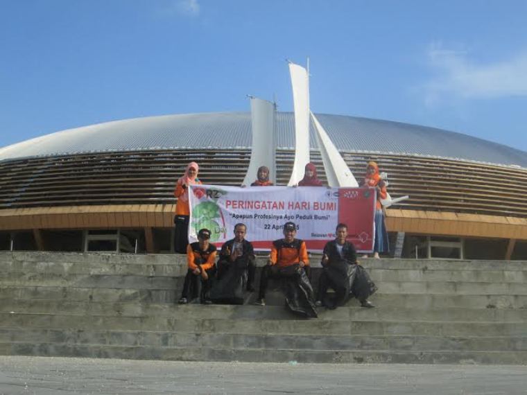 Peringati Hari Bumi, Relawan RZ Operasi Semut di Stadion Utama Riau