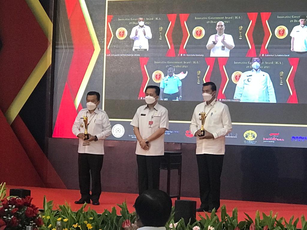 Walikota Pekanbaru H. Firdaus Menerima Penghargaan Innovative Government Award (IGA) 2021