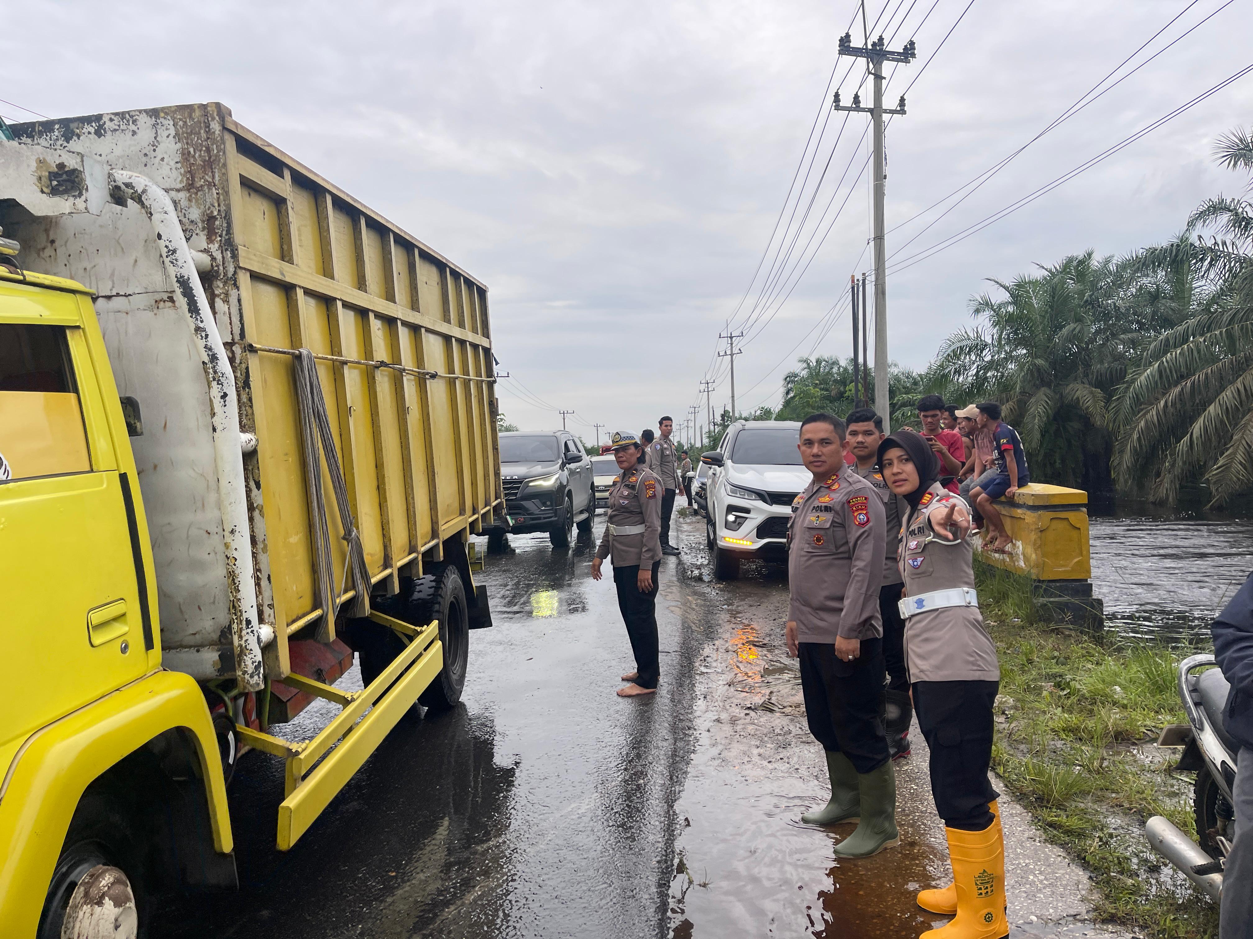 Kapolres Pelalawan Tinjau Banjir di Jalan Lintas Timur, Pengemudi Diminta Tetap Waspada