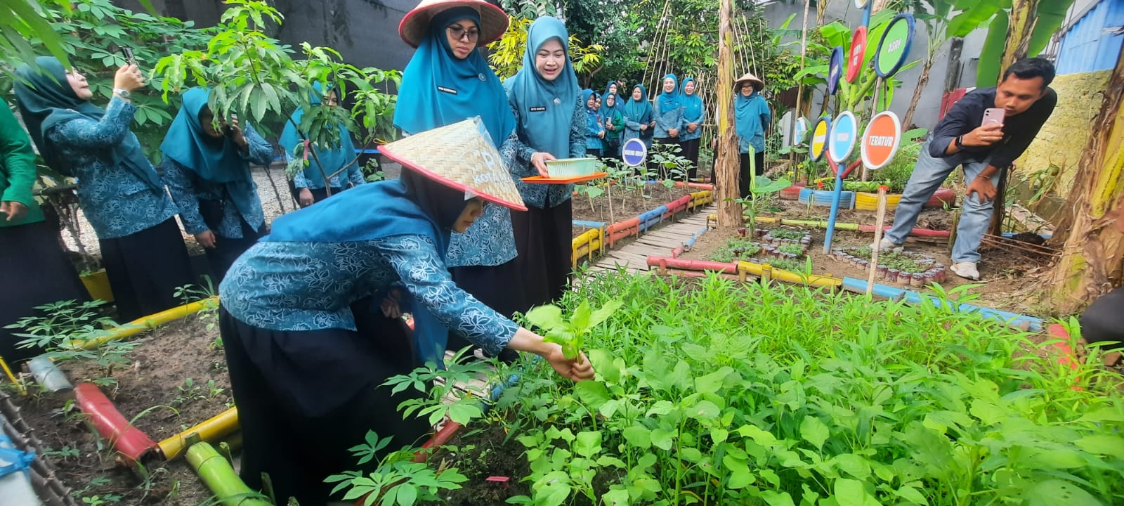 ‎Ketua TP PKK Pekanbaru Sulastri Agung Kunjungi Kebun Aku Hatinya PKK RW 5 Kel Tobek Godang