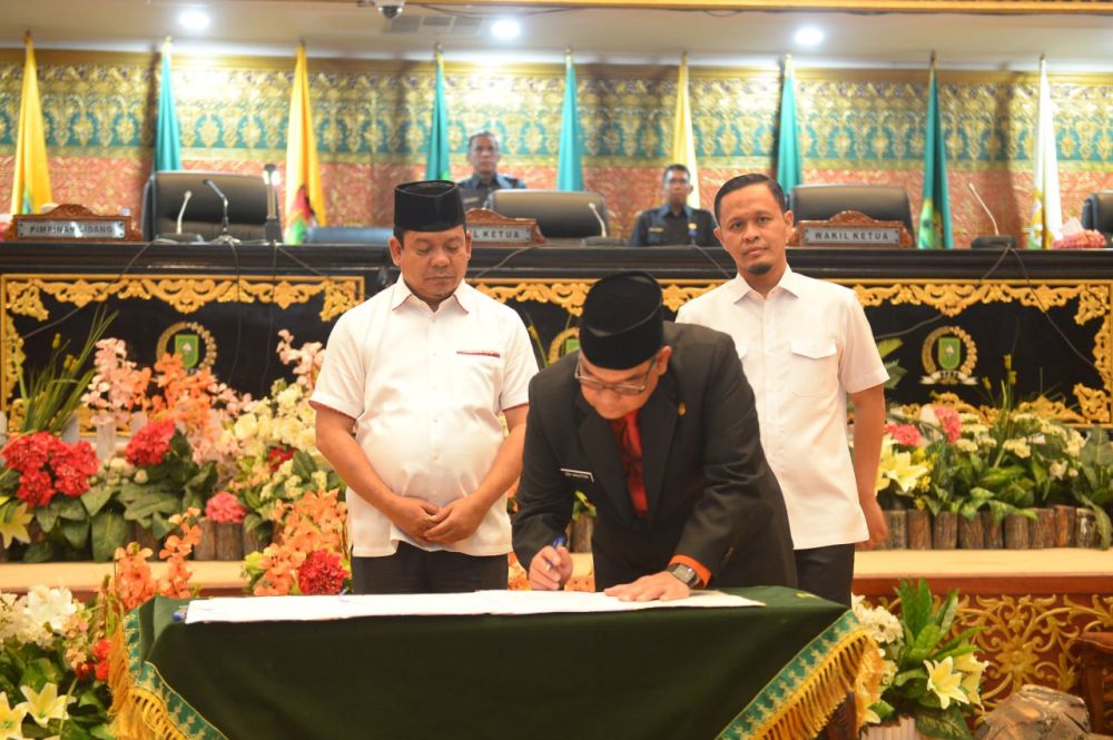 Plt Gubri Tanda Tangani KUA-PPAS APBD Provinsi Riau Tahun 2024