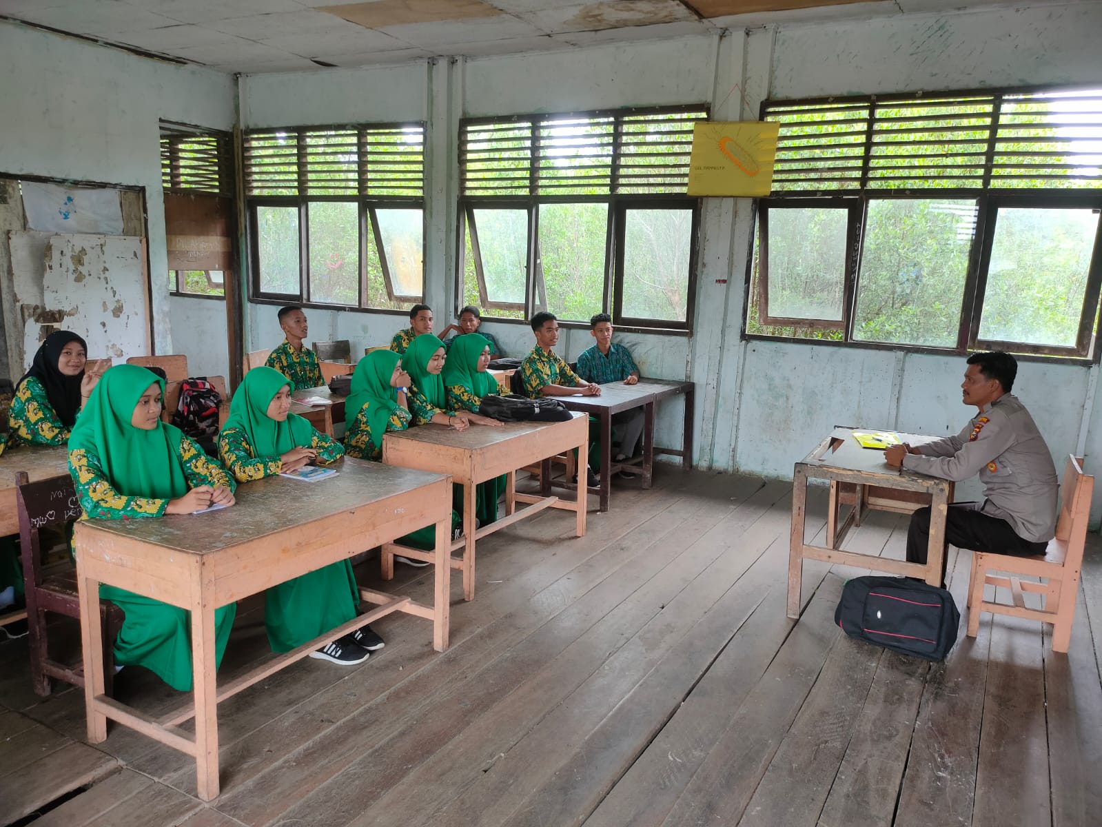 Sosialisasi Bahaya Narkoba, Polsek Kuala Kampar di SMPN 1 Serapung