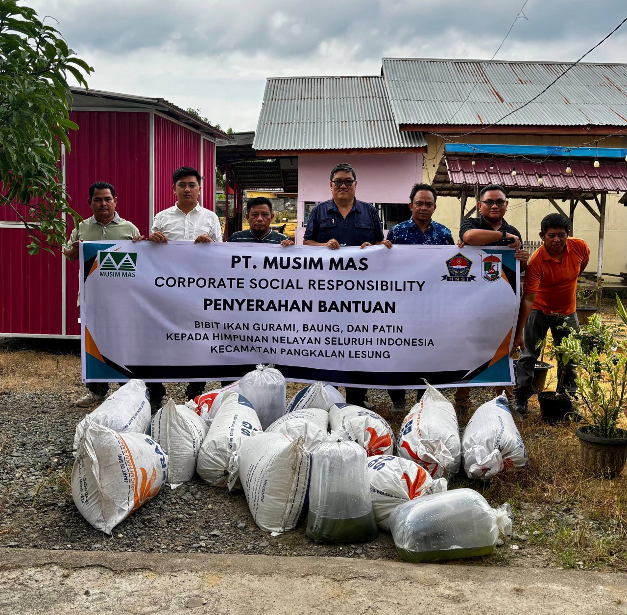 PT Musim Mas Tebar 3.000 Bibit Ikan untuk Nelayan Pangkalan Lesung