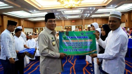 Pemkab Rohul Serahkan Dana Hibah Rp3 M Lebih Bantu Honor Guru Agama