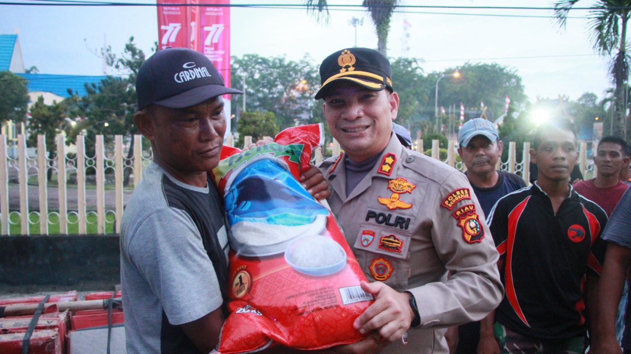 2500 Paket Sembako Dibagikan Polres Bengkalis ke Warga Terdampak Kenaikan BBM